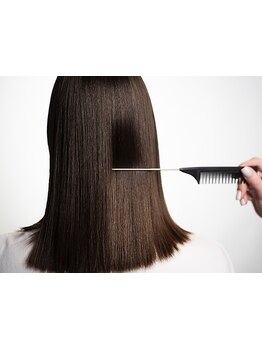 自然なツヤとまとまりを叶える酸性ストレート♪髪への負担を抑え、仕上がりは柔らかくしなやかです。