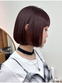ワインレッド、切りっぱなしボブ、