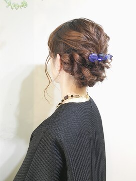 コンパス(COMPASS) ルーズねじりヘアアレンジ