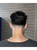 波巻きツーブロックスキンフェードアップバング束感メンズパーマ