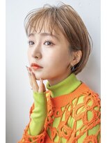 レゴ(REGO)&nbsp;グレージュカラーシルキーべージュ、デザインカラー斜めバング