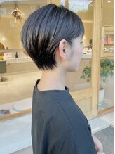 モカヘアー(mocha hair) ショートヘア/黒髪/オン眉/シースルー/前髪/耳掛け/20代/30代