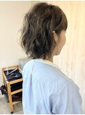 アッシュグレージュのナチュラルなパーマ風ヘア