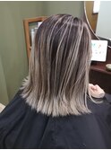 小顔大人可愛い外ハネホワイトグレージュ×バレイヤージュ