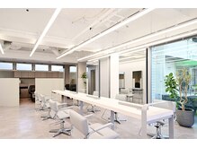 アンバーガレ 京都西院(UMBER GALE)の雰囲気（シンプルで洗練された店内）