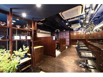 プレゼンス ネイヴィ(PRESENCE NAVY)の写真/こだわりのインテリアを飾り、ヴィンテージ感あふれるモダンな店内で贅沢に”美”を追求。メンズ歓迎♪