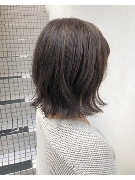 モルニ(MORNI) グレージュ_マロンベージュ Aラインボブ かきあげ