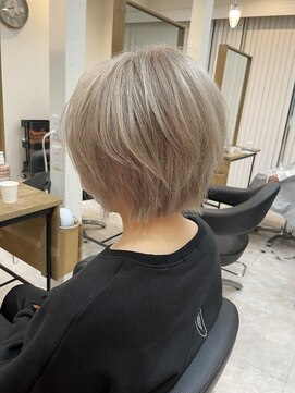 エリス ウメダ(Eliss umeda) ハイトーンショート×ホワイトベージュ