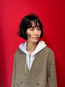 柔らかく弾む、酸性パーマのふんわりボブ。