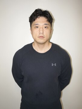 メリケンバーバーショップ トーキョー(MERICAN BARBERSHOP TYO) メンズカット刈り上げセンターパートニュアンスパーマショート