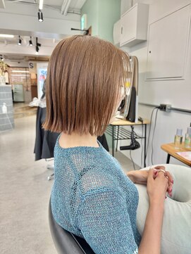 ヒビヲ 天神警固(HIBIO) ショートボブ切りっぱなしボブタッセルボブブリーチダブルカラー