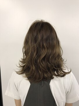 ネオリーブエム(Neolive em;) neolive em ハイライトたっぷりミディ☆☆