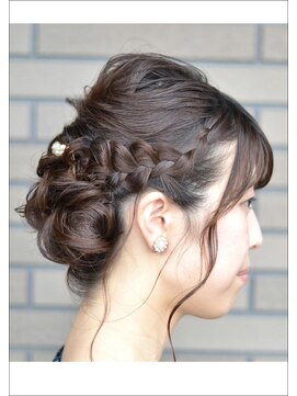 エンドレスウィズユー(ENDLESS WITH YOU) 編み込みを使ったシニヨンスタイル