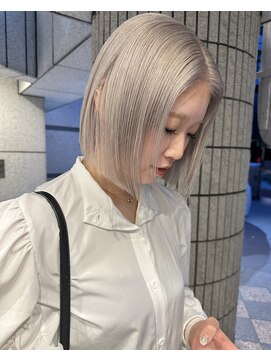 ダブ アオヤマ(DaB AOYAMA) ホワイトカラー×切りっぱなしボブ