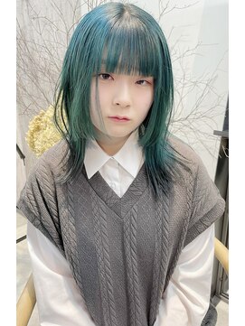 オンザ(ONTHE) ターコイズグリーンに毛先はクロ 顔まわりは姫カット的な
