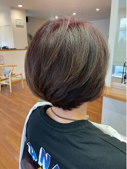 20年以上の経験を持つオーナーが、骨格と髪質を見極め、再現性のある大人ショートスタイルをご提案。