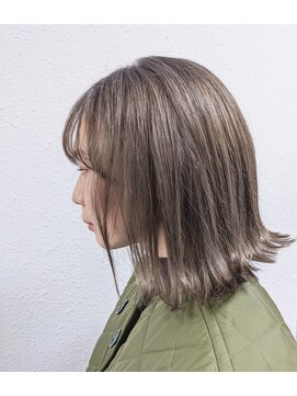 ジェナ(Jena) ブリーチオンカラーグレージュ×前下がり切りっぱボブ