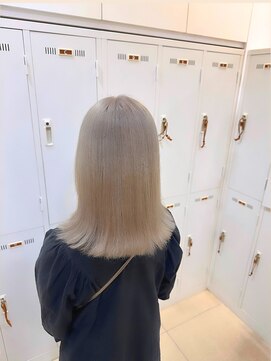 アッシュ 十日市場店(Ash) ホワイトミルクティーベージュ