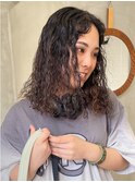 スパイラルパーマ　くるくるパーマ　真ん中分け　センター分け