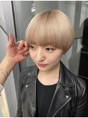 ショートブロンドヘアミルクティーベージュカラー