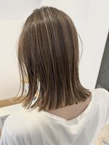 アイビー(Ivy)&nbsp;丸くならないぱつっとボブ　細ハイライト　グレージュカラー