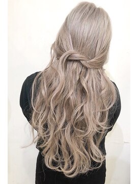 リア 大阪梅田(Ria) ～プラチナアッシュ シールエクステ～【Ria 大阪 梅田】