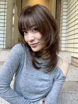 サクラ オモテサンドウ(SAKURA) ぱっつん前髪×ロングハッシュカット×ワンカールで決まる髪型◎