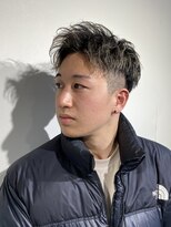 メンズヘアカラー　ハイライト　金メッシュ　前髪を上げる髪型