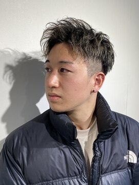 ドルクス 日本橋(Dorcus) メンズヘアカラー ハイライト 金メッシュ 前髪を上げる髪型