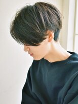 アッシュブラックコンマヘア　前下がり　センターパート