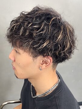 エルマーク(L-MARK) ホワイトハイライトツイストパーマアップバング短髪メッシュ