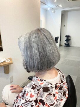 コニー アンド リリー(conne&riri) 【お客様スタイル】柔らかさとまとまりのある白髪ボブスタイル
