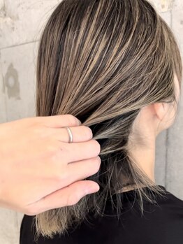プラスシー(+C)の写真/有名サロンで15年以上経験を積んだカラーリストが、イメージや雰囲気に合わせてハイライトカラーをご提案。