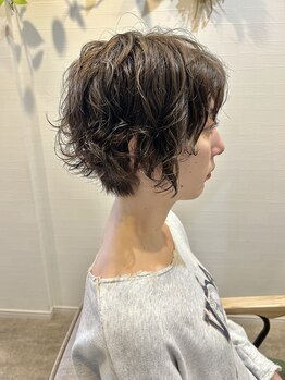 ルームスヘアー カラーベース(Rooms Hair Color Base)の写真/大人女性の魅力を引き出すショートヘア。月1回のメンテナンスカットで、常に綺麗なシルエットをキープ♪