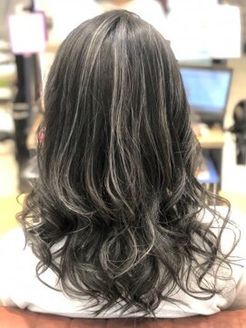 クアトログランシュ ひたちなか店(QUATRO×GranCieux) シルバーグレーハイライト