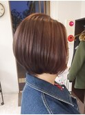 マットブラウンのナチュラルハイライトボブ