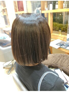 スタジオ アルファプラス 日暮里店(studio α+) ステップボーンカットカットボブショートハイライト白髪ぼかし