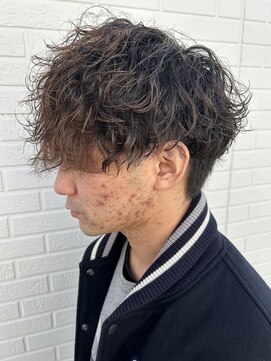 ヒュイル バイ ニアウ(Hwyl by Niau) メンズマッシュパーマ波巻スパイラルパーマニュアンスパーマ眉毛