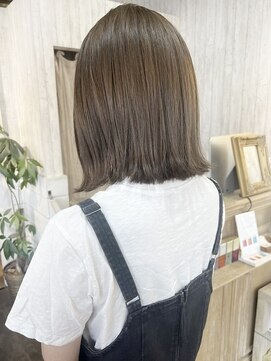 アクトゥス(AEQUITAS) グレーベージュ×切りっぱなしボブ