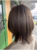 オリーブカラー外はねボブ