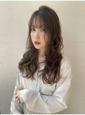 王道ブラウンカラーのフェミニンスタイル