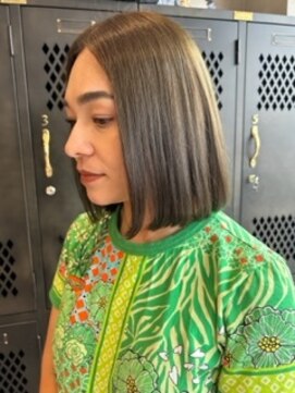 アチーブリス(achieve Liss) ツヤ髪ストレート内巻きボブ ハイトーンオリーブベージュ