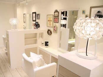 ヘアーサロンウフ(hair salon Oeuf)の写真/【全席半個室】フランスのプチホテルを意識した上質プライベート空間で、周りを気にせずリラックス♪