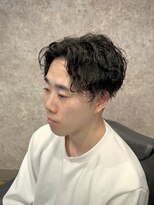 キタセンジュバーバー バイ ティーズ(KITASENJU BARBER by T's)&nbsp;強め　波打ちスパイラルパーマ　センターパート