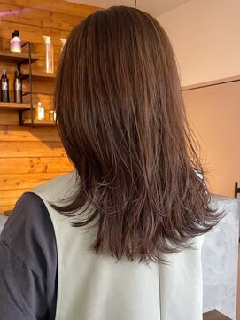 ビスクヘアデザイン(bisq hair design) ブラウン　外はね　ミディアムレイヤー　くびれ　髪質改善カラー