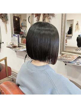 ヘアメイク アンフィ(amphi) 切りっぱなしボブ