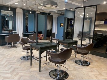 メンズサロンPIVOT梅田【ピボットウメダ】【4/1NEW OPEN(予定)】の写真/【西梅田/メンズ】夜21時まで営業。仕事終わりの時間を有効活用し、賢くスマートに自分をアップデート