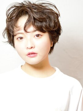 ヴォロンテ(volonte) 前髪なしショート/チェリーブラウン/大きめカール/ウェーブ/20代