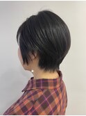 頭の丸みを活かしたショートヘア