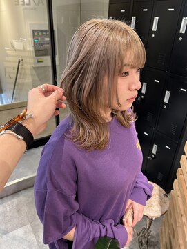 アイリー 名古屋(A/LEE) ウルフカット×ミルクティーベージュ